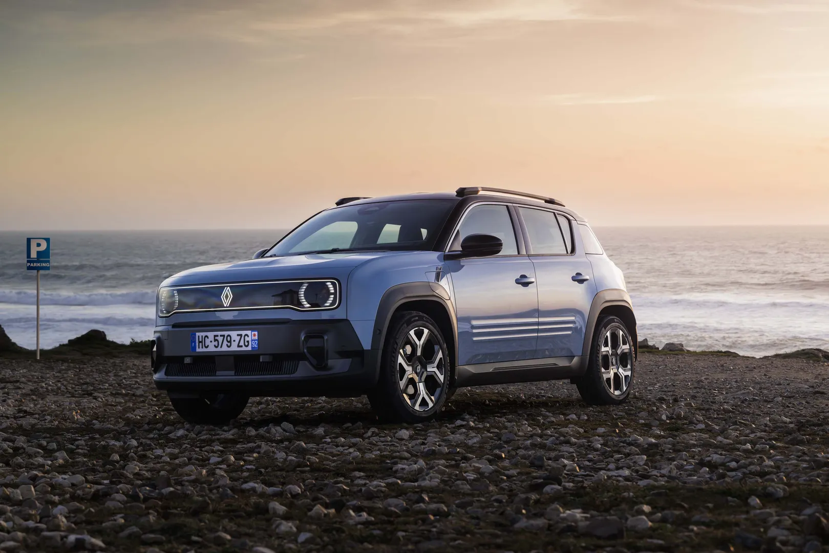 르노 4 E-Tech 차량 이미지