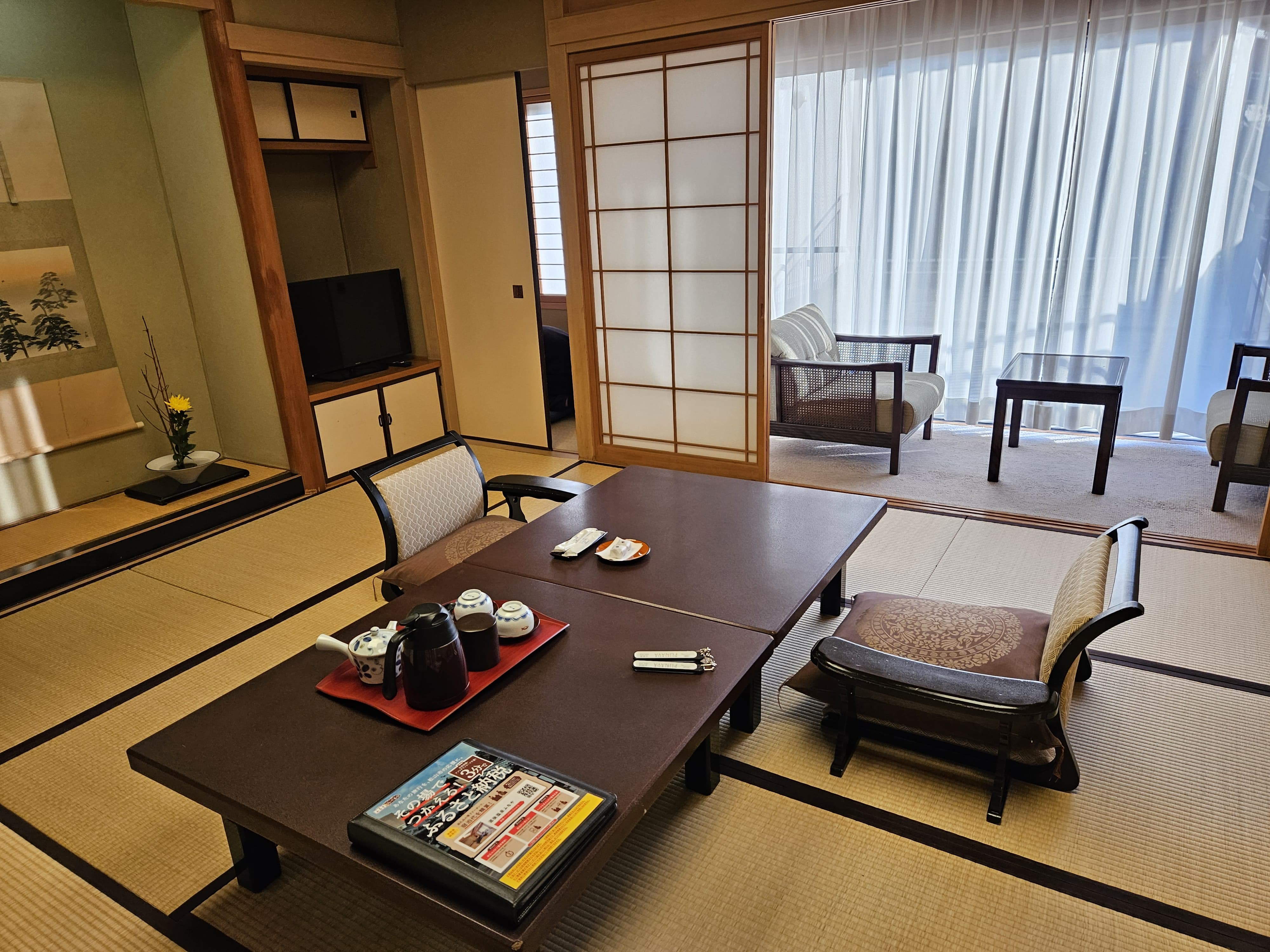 온천 김이 피어오르는 마쓰야마 노천탕 주변의 여유로운 풍경