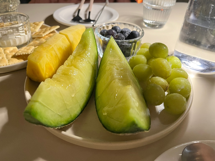 크림치즈 크래커와 과일플래터 2