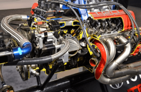 자동차 엔진 해체한 모습이고 대부분 은색이지만 엔진 부품 중 일부는 파란색 또는 빨간색을 띠고 있다.