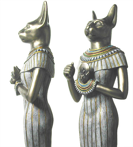 안녕하세요. 행복한 골골 고양이입니다. 오늘은 고양이의 전설에 관해 이야기해 보고자 합니다.
한국에서도 고양이는 요물이라거나 여러 가지 상징이 있지요. 고양이는 우리의 동반자이며 역사 전반에 걸쳐 신화적이고 신성한 역할을 맡아왔습니다. 이집트의 여신 바스테르, 일본의 마네키네코, 스코틀랜드 민속의 캐트 시 등과 같은 전설을 알려드리겠습니다. 고양이를 신으로 숭배했던 이집트부터 시작해 보겠습니다.
이집트 여신 바스테르.
고양이가 보호자이자 신성한 생물로 존경받았던 고대 이집트부터 시작하겠습니다. 이집트의 여신 바스테트는 이러한 존경심을 구현합니다. 그녀는 암사자나 길든 고양이의 머리를 가진 여성으로 묘사되었습니다. 바스테트는 보호, 다산, 모성을 상징하며 태양과 가정과도 연관되어 있습니다.
이집트인들은 왜 고양이를 숭배했을까요? 고양이는 쥐나 해충으로부터 식품들을 보호하는 데 중요한 역할을 했습니다, 시간이 지남에 따라 식량 보호의 역할은 훨씬 더 큰 것, 즉 가정과 상징적으로 사람들의 행복을 지키는 역할로 발전했습니다.
바스테트의 사원은 고양이로 가득 차 있었고, 우연히 고양이를 해치거나 죽이는 것은 심각한 범죄로 간주하여 종종 사형에 처했습니다. 하지만 실용성에 관한 것만은 아니었습니다. 이집트인들은 고양이가 마법의 기운을 갖고 있으며 악령을 물리칠 수 있다고 믿었고, 이에 따라 고양이의 지위가 더욱 높아졌습니다.
일본의 손짓하는 고양이. 마네키 네코.
이제 일본으로 가볼까요? 일본 여행을 하면 종종 만나는 고양이가 있지요. 바로 마네키네코입니다. 한발을 들고 손짓을 하는 이 고양이 조각상은 상점, 집, 레스토랑에서 흔히 볼 수 있으며 행운과 부를 가져다준다고 믿어집니다.
마네키네코의 유래는 에도시대 가난한 승려가 고양이를 돌봤다는 전설에서부터 전해지고 있습니다. 가난에도 불구하고 스님은 부족한 음식을 고양이에게 나눠주었습니다. 어느 날, 부유한 여행자가 절을 지나가고 있었는데 고양이가 발을 치켜들고 그 사람에게 들어오라고 손짓했습니다. 여행자가 신사를 향해 걸어가고 있을 때, 그가 서 있던 자리에 번개가 내리 쳤습니다. 고양이의 보호에 감사한 여행자는 절의 은인이 되어 큰돈을 바쳤습니다.
올린 발은 상징적인 의미를 가지고 있습니다. 왼쪽 발은 손님을 끌고, 오른쪽 발은 부를 가져온다고 합니다. 마네키네코는 번영, 보호, 행운의 상징으로 일본 전역과 해외에서 큰 인기를 끌고 있습니다.
스코틀랜드의 민담. 캐트 시스
캐트 시스는 종종 가슴에 흰색 반점이 있는 커다란 검은 고양이로 묘사되며, 요정 또는 변신한 마녀라고도 합니다.
스코틀랜드의 민담에서는 캐트 시스가 신들에게 빼앗기기 전에 사람의 영혼을 훔칠 수 있다고 믿었습니다. 이떄문에 장례식 때 사람들은 캐트 시스가 가까이 오지 못하도록 시신을 지켰다고 합니다.
그러나 캐트 시스에 관한 모든 이야기가 어두운 것은 아닙니다. 일부 버전에서는 집을 보호하거나 우유를 나눠주는 사람들에게 행운을 가져다주는 생물입니다. Samhain 축제 기간 가족들은 캐트 시스를 달래기 위해 우유 접시를 남겨두고 대가로 그들의 집이 축복받을 수 있도록 했다고 합니다.
검은 고양이와 미신.
검은 고양이에 관해 이야기해 보겠습니다. 검은 고양이는 종종 미스터리, 미신, 두려움에 둘러싸여 있는 생물입니다. 세계 여러 지역, 특히 중세 유럽에서는 검은 고양이가 마법과 연관되어 있었습니다. 마녀는 검은 고양이로 변신해 사악한 일을 할 수 있다고 믿었습니다. 이 미신은 마녀재판 중에 더욱 심해졌고 안타깝게도 많은 검은 고양이가 마녀 혐의로 기소된 사람들과 함께 사냥당하고 죽임을 당했습니다.
그러나 검은 고양이가 모든 곳에서 불운을 상징하는 것은 아닙니다. 일부 문화권에서는 검은 고양이가 실제로 행운의 상징으로 간주합니다. 예를 들어, 영국과 일본의 일부 지역에서는 검은 고양이가 길을 건너는 것을 행운으로 간주합니다. 선원들은 종종 검은 고양이를 배에 싣고 공해에서 피해를 당하지 않도록 보호할 것이라고 믿었습니다.
전 세계의 다른 고양이 전설.
고양이의 깊은 문화적 중요성을 반영하는 세계 다른 지역의 고양이 전설이 더 많이 있습니다. 북유럽 신화에서 사랑, 아름다움, 다산과 관련된 여신인 프레이야는 두 마리의 큰 고양이가 끄는 전차를 탔습니다. 이 고양이들은 그녀의 신성한 동물이었고, 바이킹 시대 농부들은 풍작을 보장하기 위해 고양이들을 위해 제물을 남겼습니다.
중국에서는 Li Shou 고양이가 농작물의 수호자로 숭배되었습니다. 고양이는 인간과 초자연적인 것 사이의 균형을 유지하면서 신과 영환과 소통할 수 있다고 믿었습니다. 농부들은 해충으로부터 밭을 보호하기 위해 고양이에게 기도와 음식을 바쳤습니다.
또 다른 흥미로운 이야기는 고양이가 초자연적 영역의 신비한 수호자로 여겨졌던 아일랜드 민담입니다. 아일랜드 민담에서는 고양이의 왕이라고 불리는 살쾡이가 모든 고양잇과 동물을 다스렸다고 합니다. 전설에 따르면, "고양이의 왕"에 관한 고양이 대화를 우연히 들으면 고양이의 왕이 찾아올 수도 있다고 합니다.
다양한 문화권의 신화와 민속에서 고양이의 역할은 인간이 이 수수께끼의 생물과 공유해 온 깊은 관계를 반영합니다. 신으로 숭배되거나 행운의 상징으로 숭배되거나 마녀의 동반자로 두려움을 받는 고양이는 항상 우리의 상상 속에서 특별한 자리를 차지해 왔습니다. 이러한 전설을 이해하면 역사에 대한 지식이 풍부해질 뿐만 아니라 시간이 지남에 따라 고양이를 사랑받는 생물로 만든 특성을 상기시켜 줍니다.