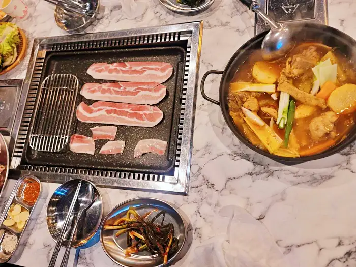 생방송 투데이 인천 연수구 옥련동 막 퍼주는 주인장 5&#44;900원 대패삼겹살 맛집