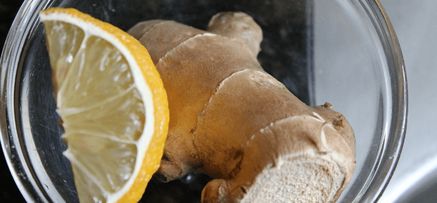 찻잔 속에 생강과 레몬들 들어 있다