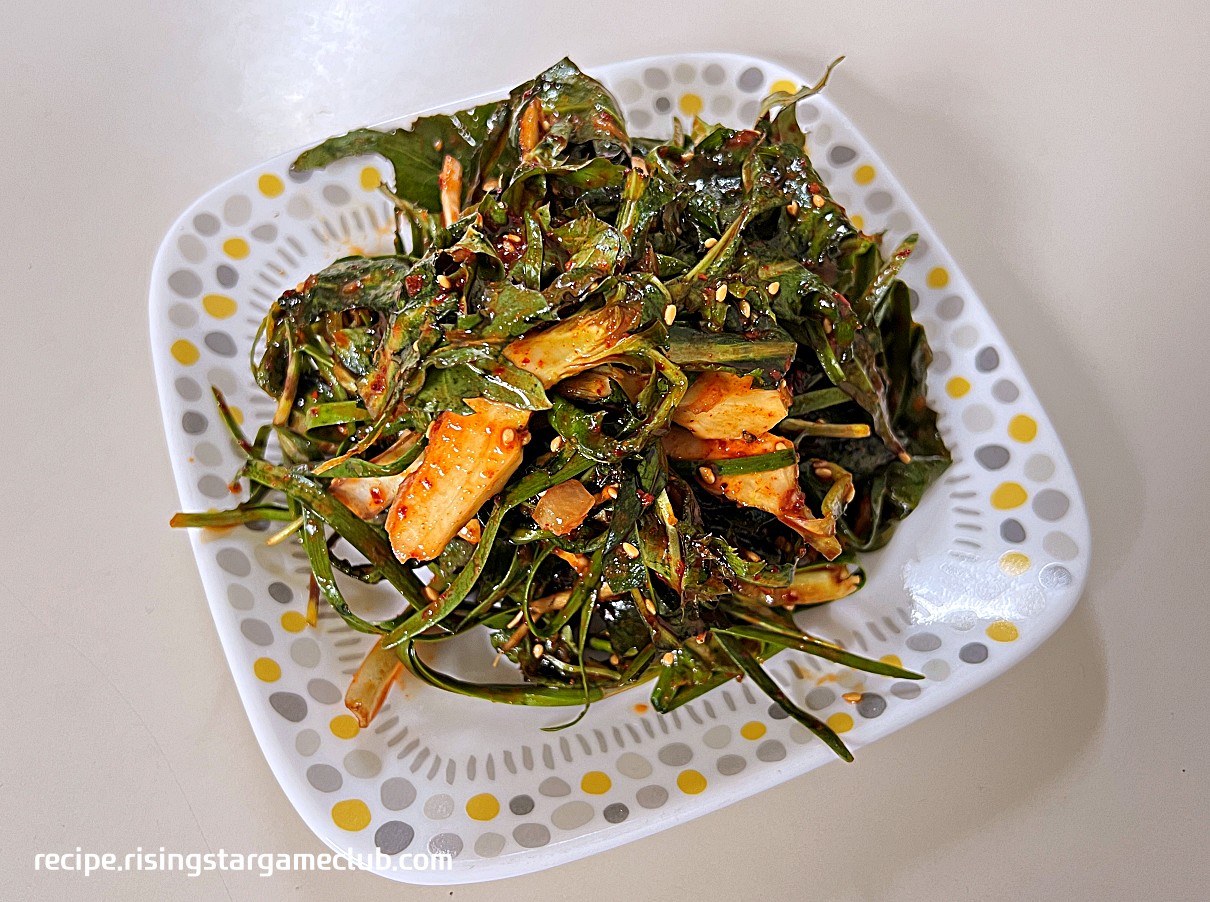 봄 고들빼기 무침을 접시에 담은 사진