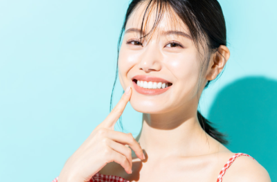 상하의 앞니가 닿는다