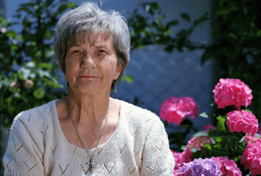 가리비 효능은 노인에게 도움이 된다. 앉아 있는 노인