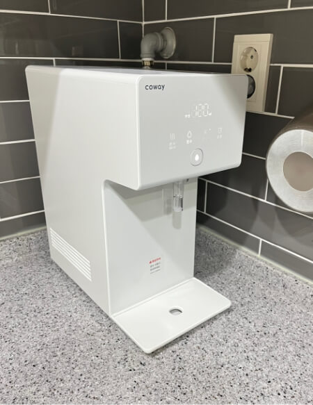 부엌에-설치된-코웨이정수기