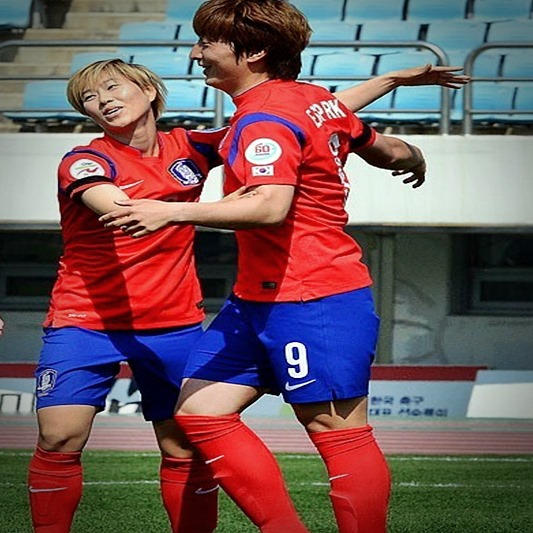 박은선 축구선수 동료와 포옹