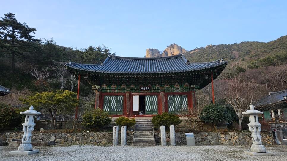 부안 개암사 : 울금바위의 전설과 보물 대웅보전의 예술미를 찾아서