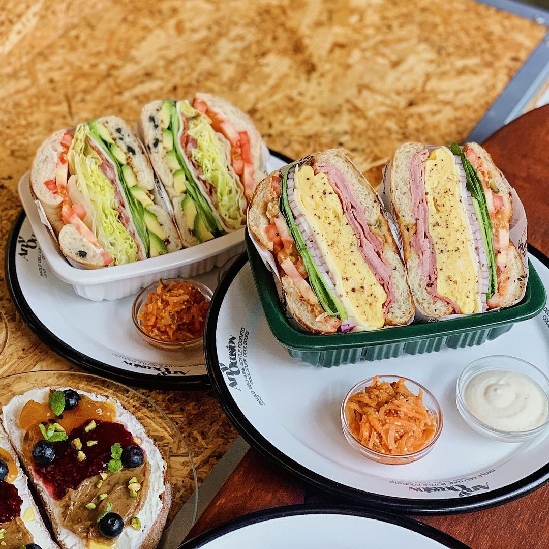 강남 압구정로데오 청담에서 맛보는 오픈런과 웨이팅 기본 트렌드 빵집 베이컨 대파 치즈, 베이글, 오믈렛, 샌드위치 브런치 베이커리 카페 맛집 추천 생방송투데이 리얼맛집 오늘방송 빵 플레이스