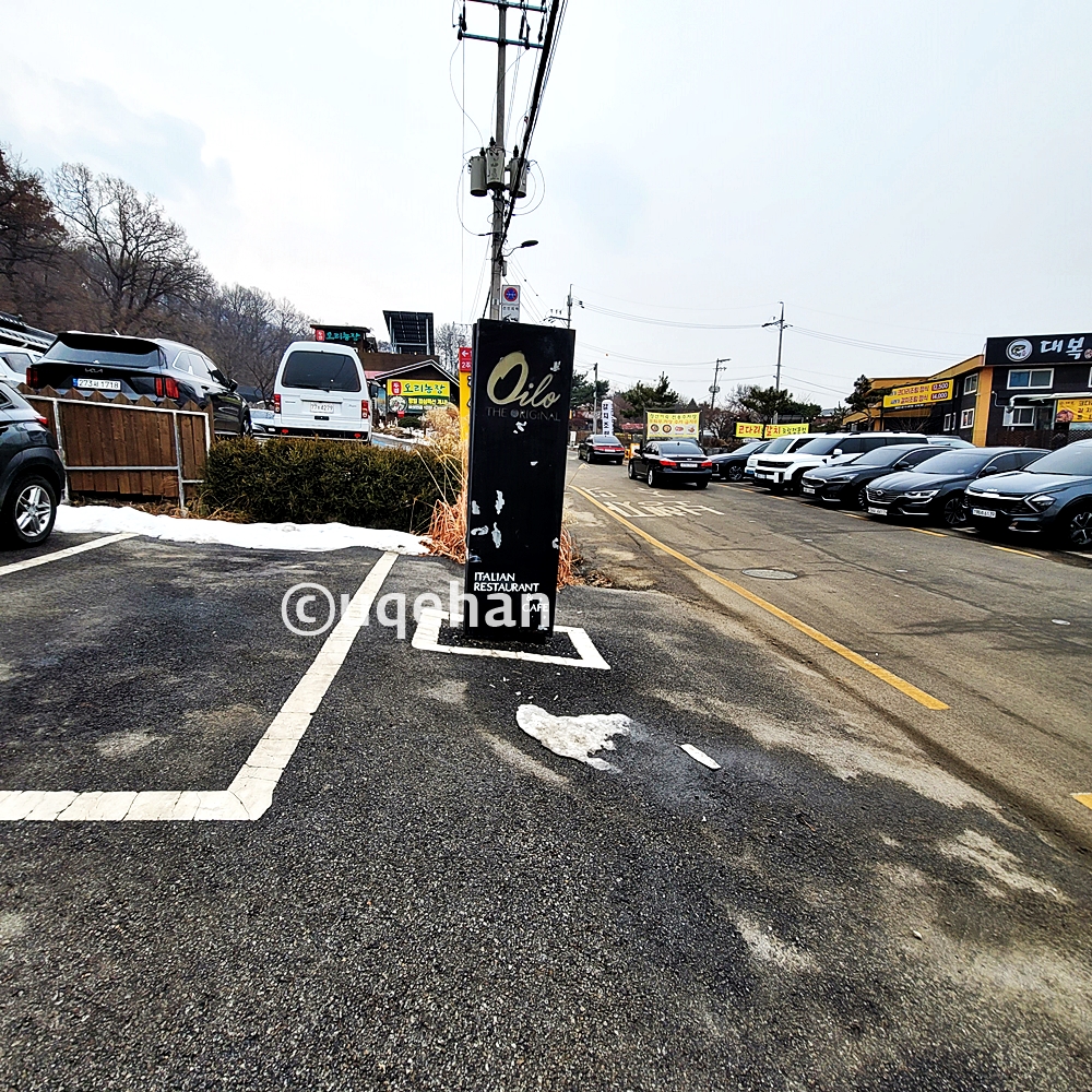 515더오리지널 간판이 주차장 옆에 서있다.