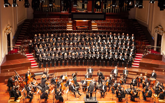 클래식 연주와 합창하는 사진