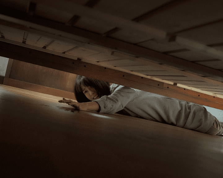 침대-밑에서-무언가를-꺼내려-하는-수진