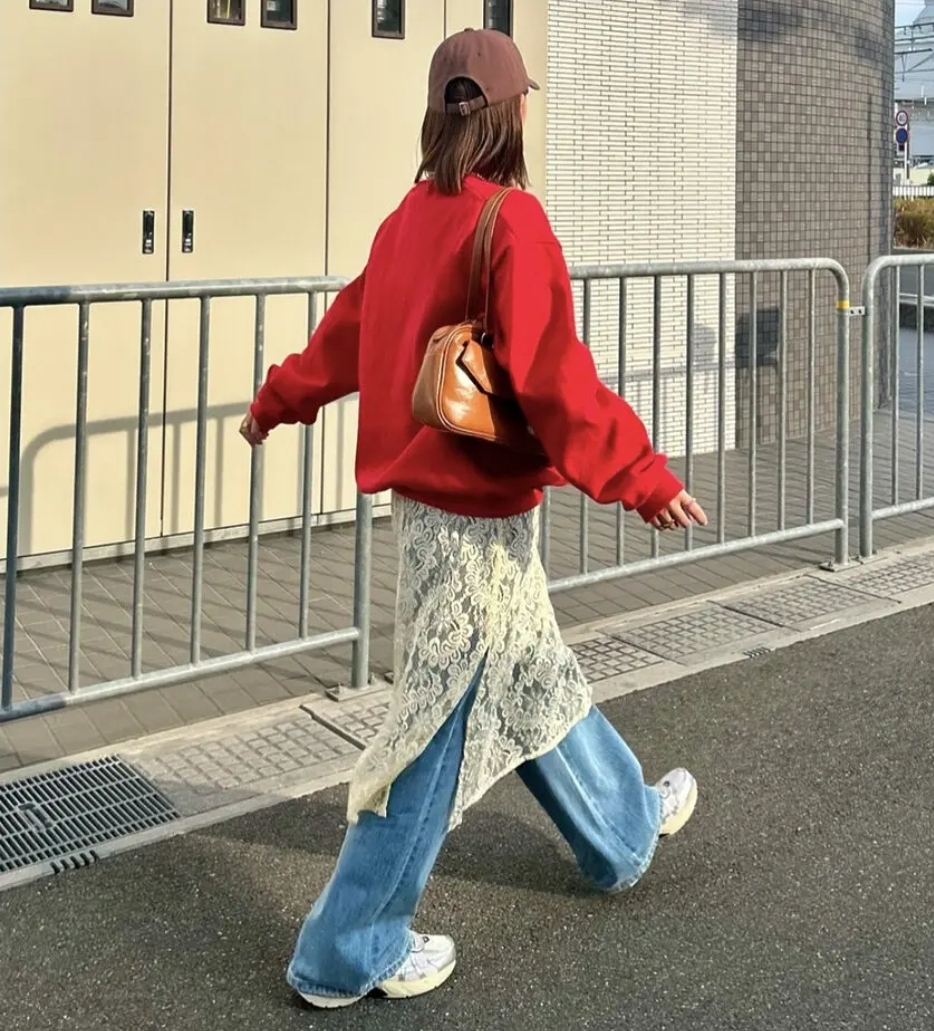 치마에 바지를 매치한 스타일