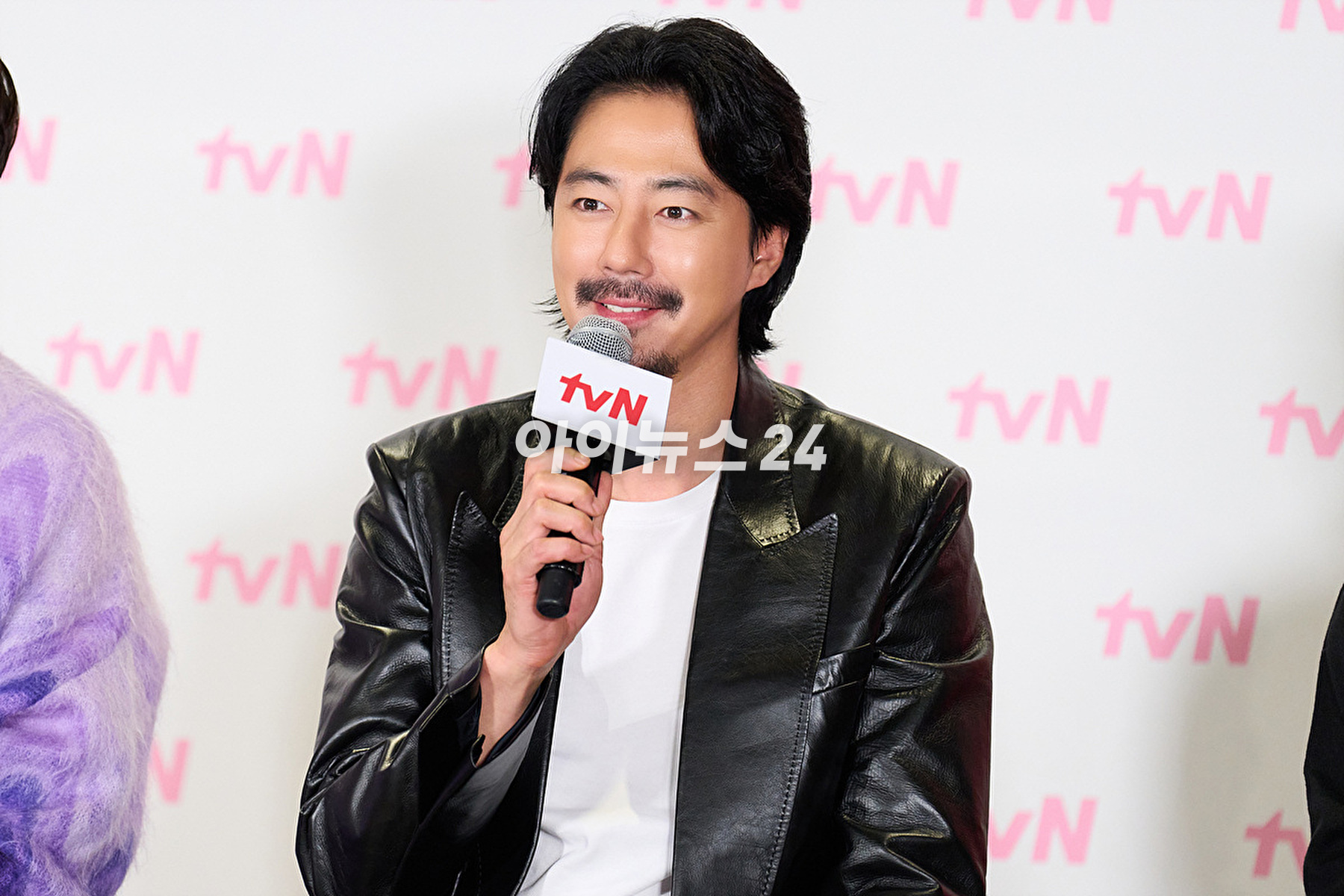&#39;어쩌다 사장3&#39; 제잘발표회에 참석한 조인성 [사진=tvN]