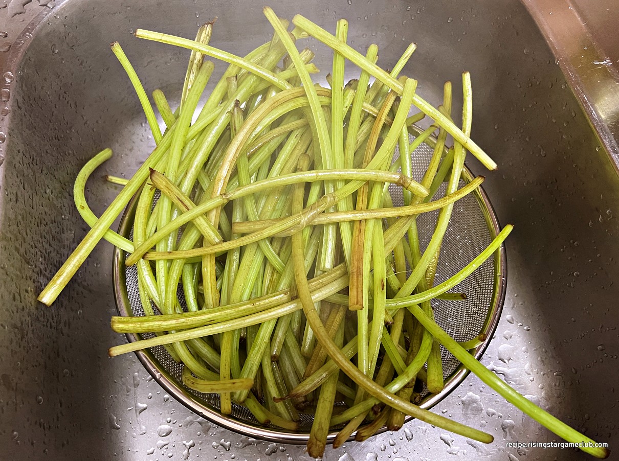 머위 장아찌에 들어갈 머위대를 데쳐서 채에 건져 놓은 사진
