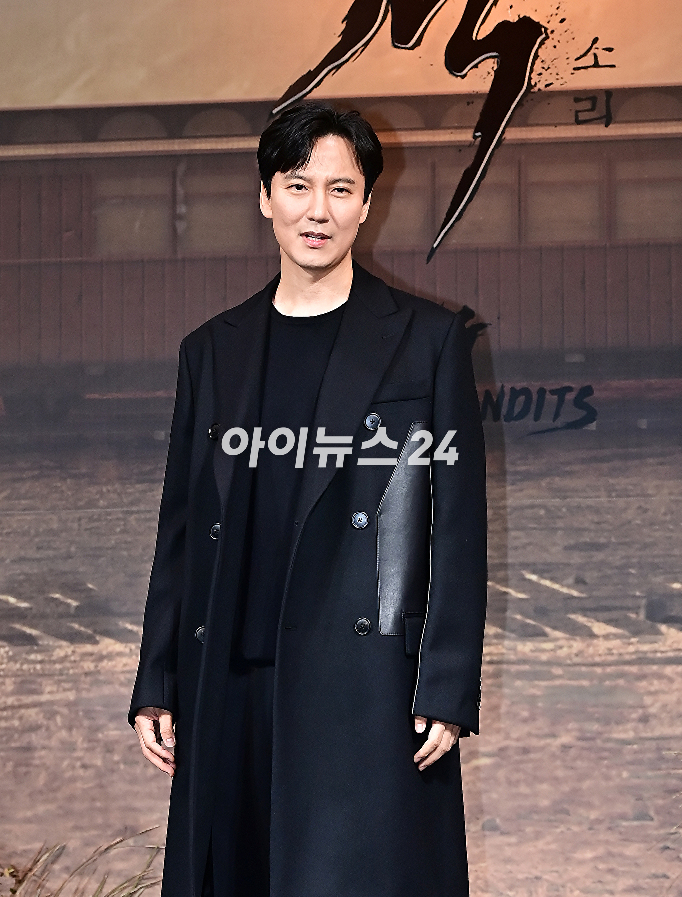배우 김남길이 19일 오전 서울 중구 엠배서더 서울 풀만에서 열린 넷플릭스 '도적: 칼의 소리' 제작발표회에서 포토타임을 갖고 있다. [사진=곽영래 기자]