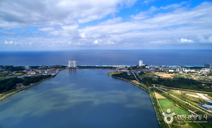 호수가 바다와 맞닿아 있다.