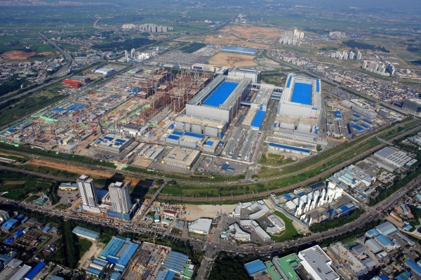 K칩스법이 지난 27일 국회 본회의를 통과했다. 사진은 삼성전자 평택캠퍼스 전경. 사진=연합뉴스
출처 : 오피니언뉴스(http://www.opinionnews.co.kr)