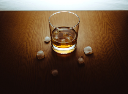 얼음 위에서 술을 마시는 러시아 보드카 축제