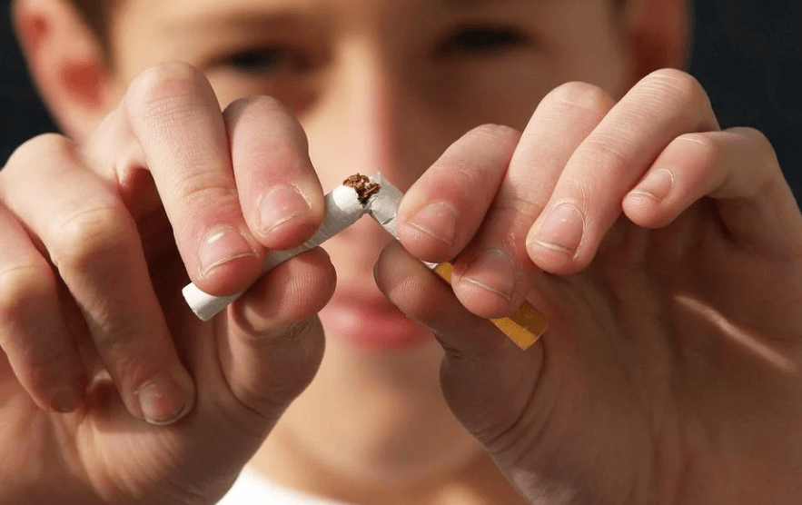 손으로 담배를 부러트리고 잇는 남자