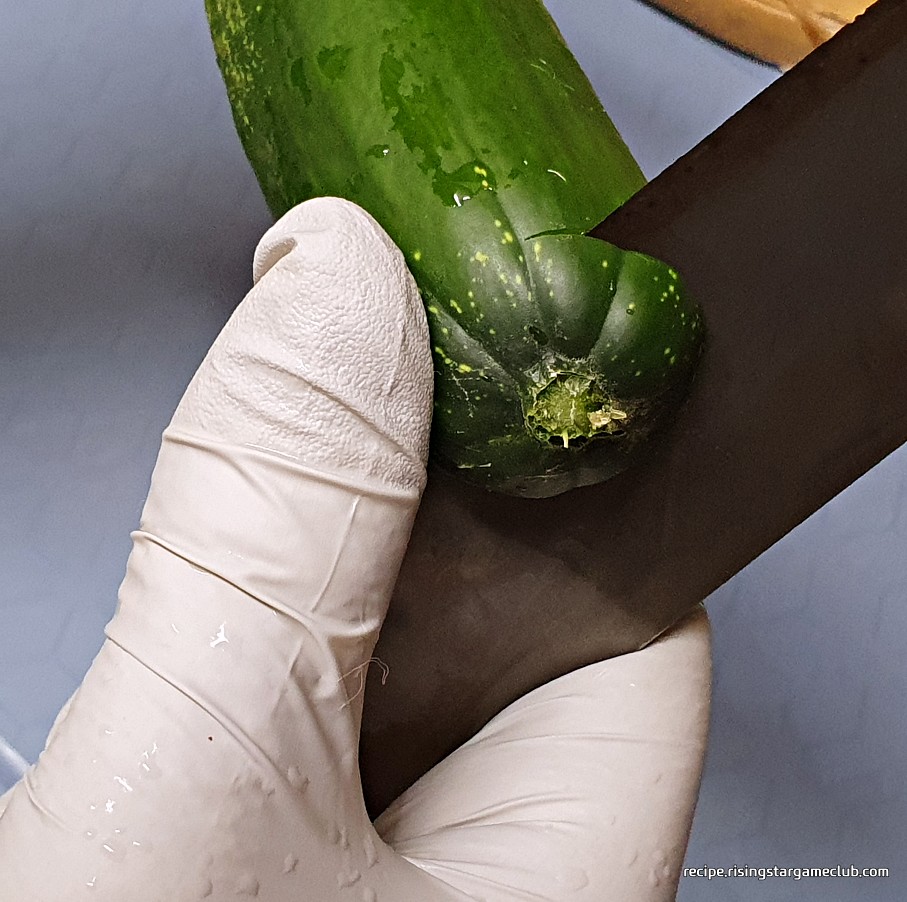 오이 소박이에 들어갈 오이의 위 꼭지를 제거하는 사진