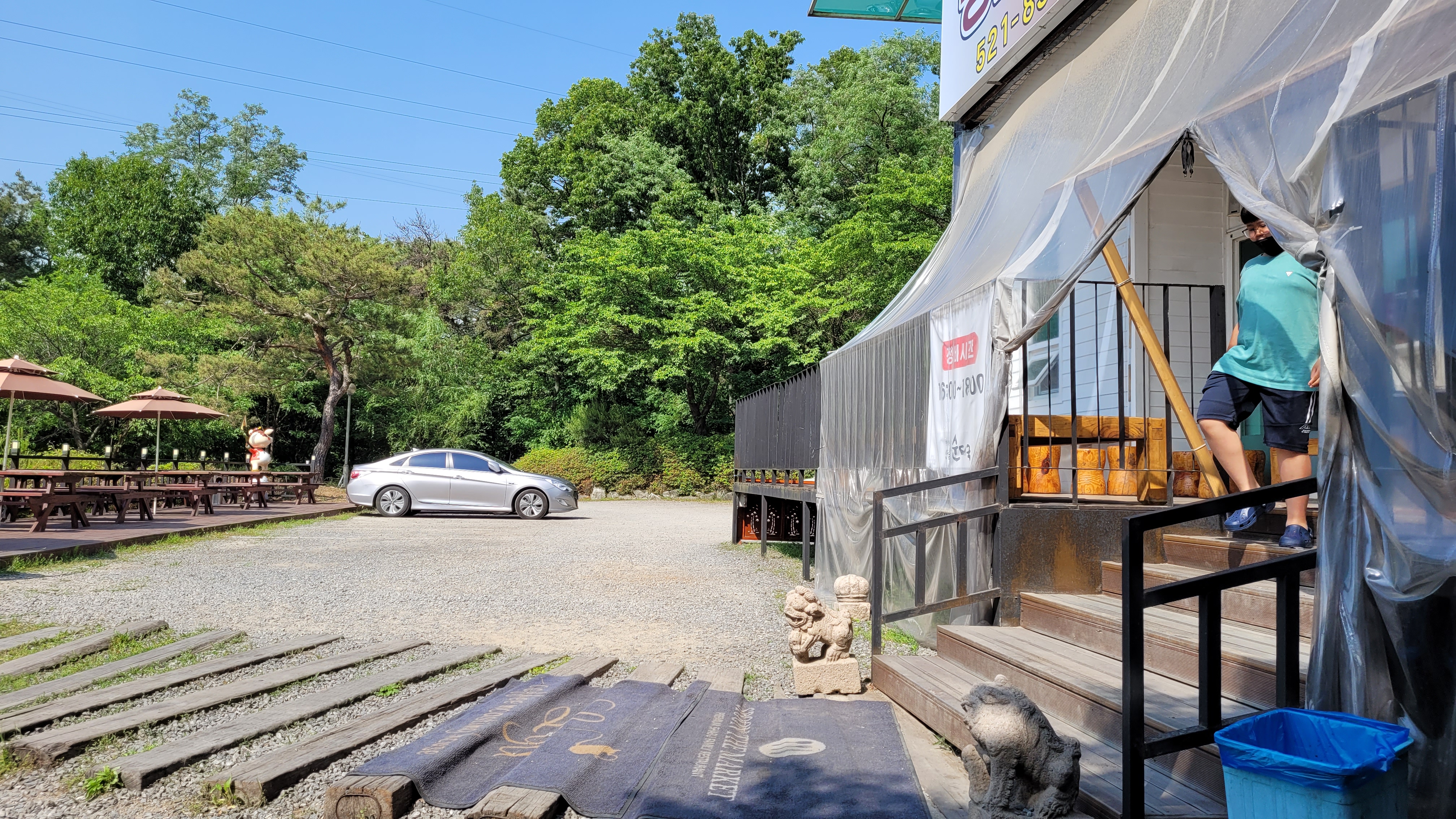 외부에 커피타임이 가능한 테이블