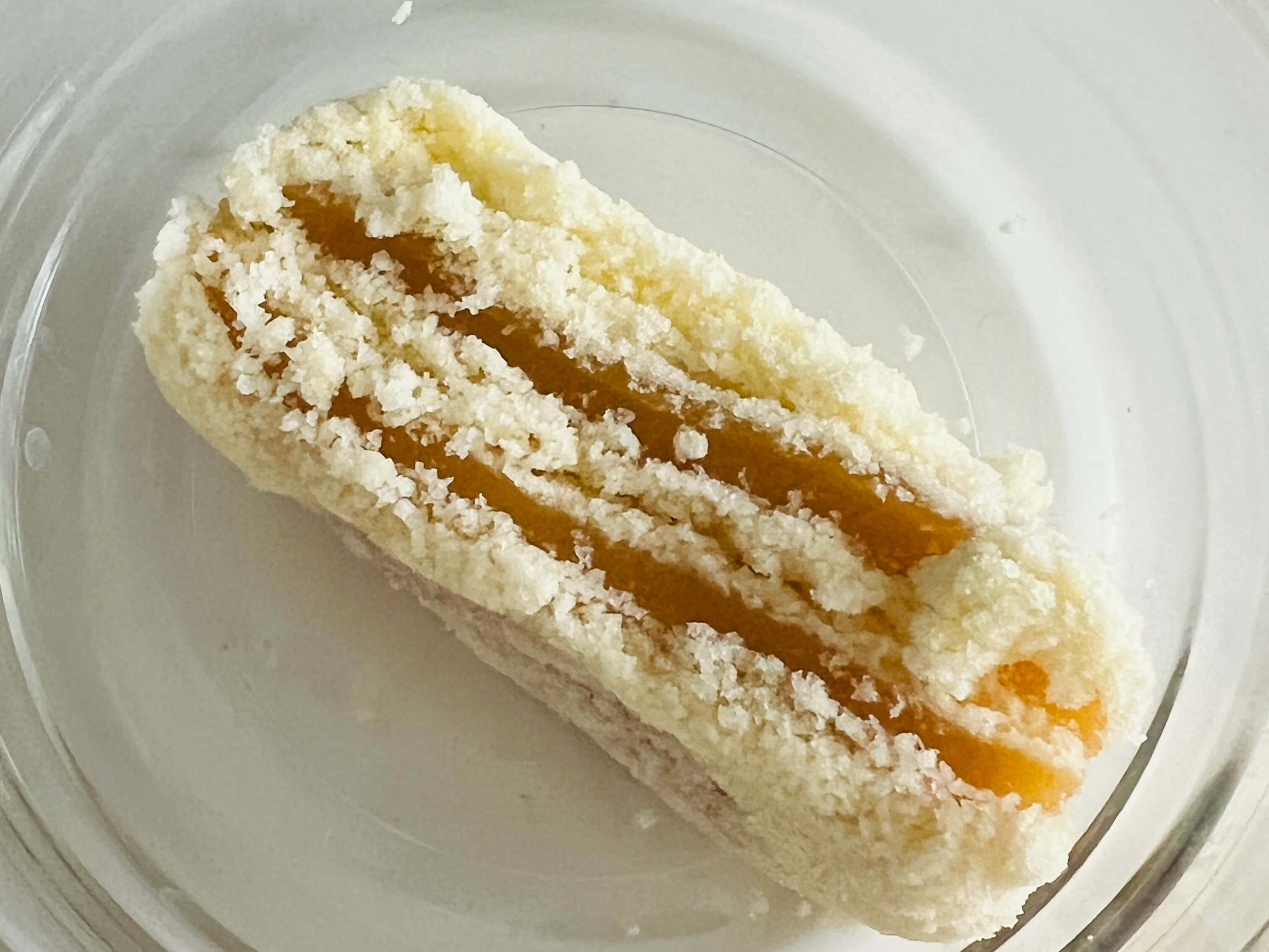 창억떡 호박인절미 단면 속 쫀득한 식감이 느껴지는 모습