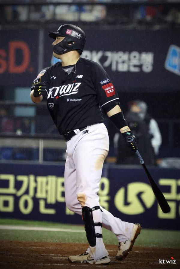 KT 위즈, 개막 3연승, 2026 KBO 리그, 프로야구 순위, 한화 이글스, 장성우, 장성우 홈런, 보쉴리, 케일럽 보쉴리, 노시환 5삼진, 강백호, 엄상백 퇴장, 헤드샷 퇴장, LG 트윈스 3연패, SSG 랜더스, KBO 경기 결과, 야구 심층 분석, 이강철 감독, 안현민, 프로야구 개막전 결과