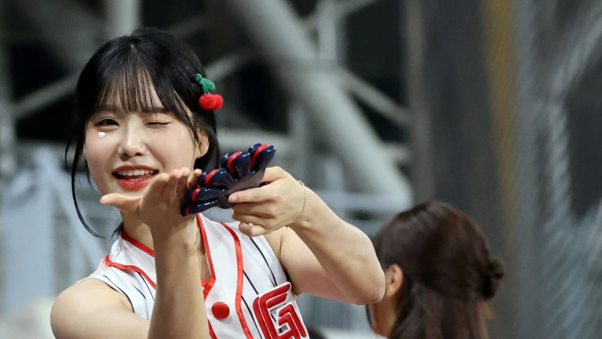최홍라 치어리더 윙크 응원 사진