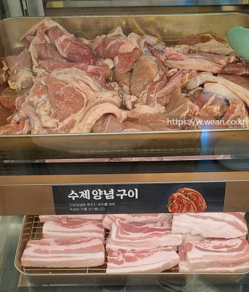 삼겹살이 진열되어 있어요.