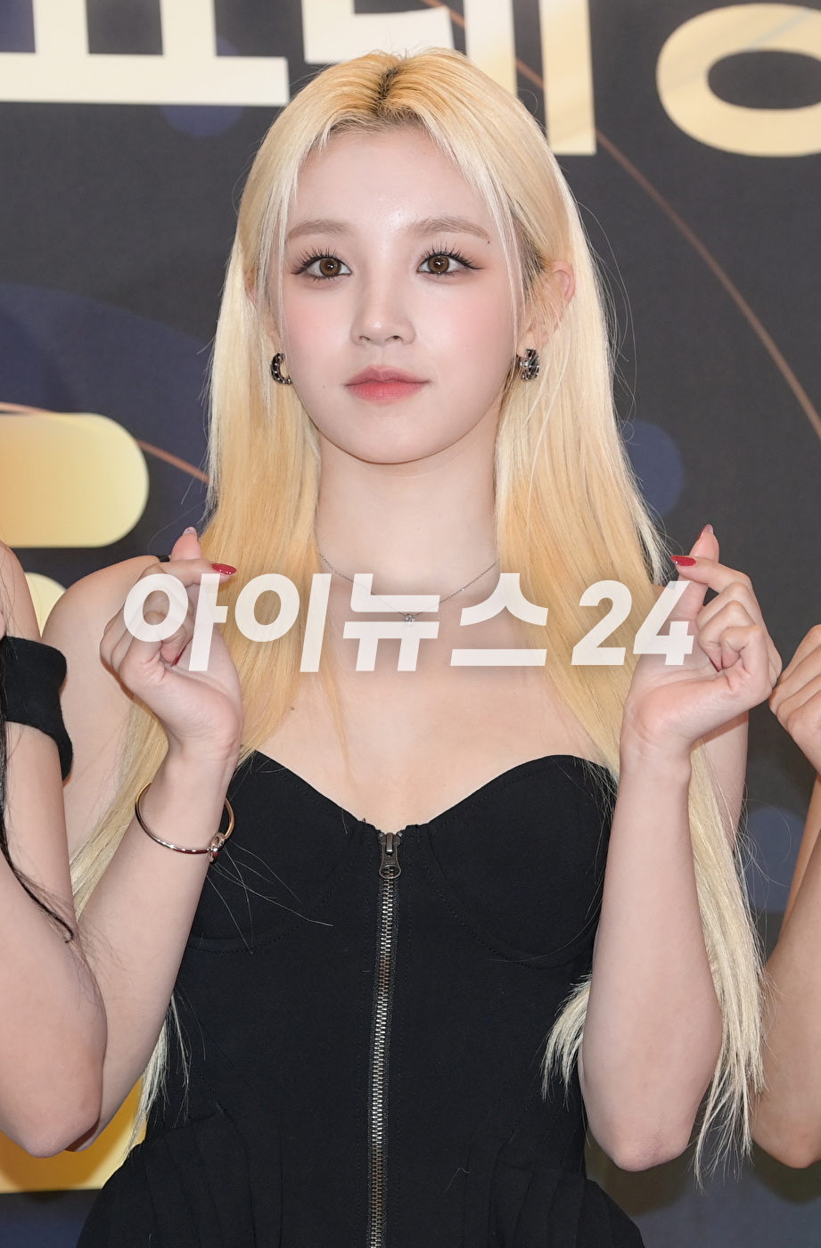 그룹 (여자)아이들 우기가 19일 서울 송파구 올림픽공원 KSPO DOME에서 진행된 &#39;제 32회 서울가요대상&#39; 레드카펫 행사에 참석해 포즈를 취하고 있다. [사진=정소희 기자]