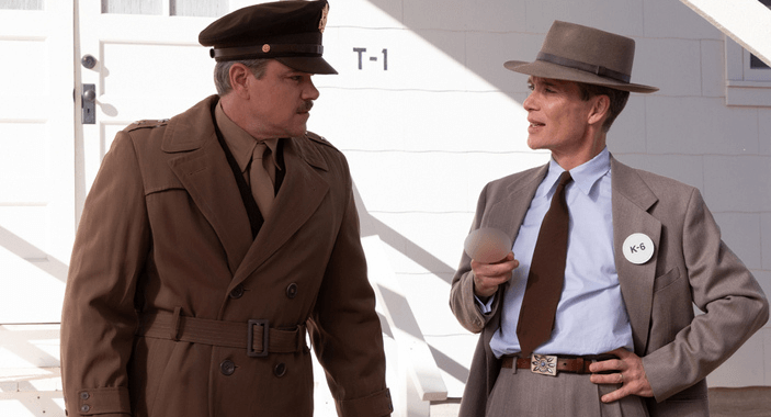 남자 둘이 마주보고 대화하는 모습