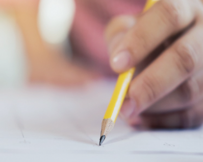 연필로-종이에-무언가-쓰는-사진