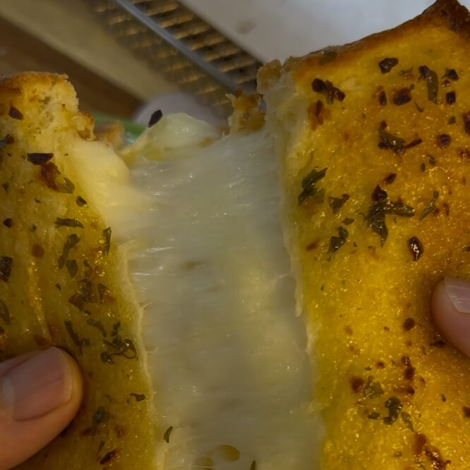 토스트 안의 모짜렐라 치즈