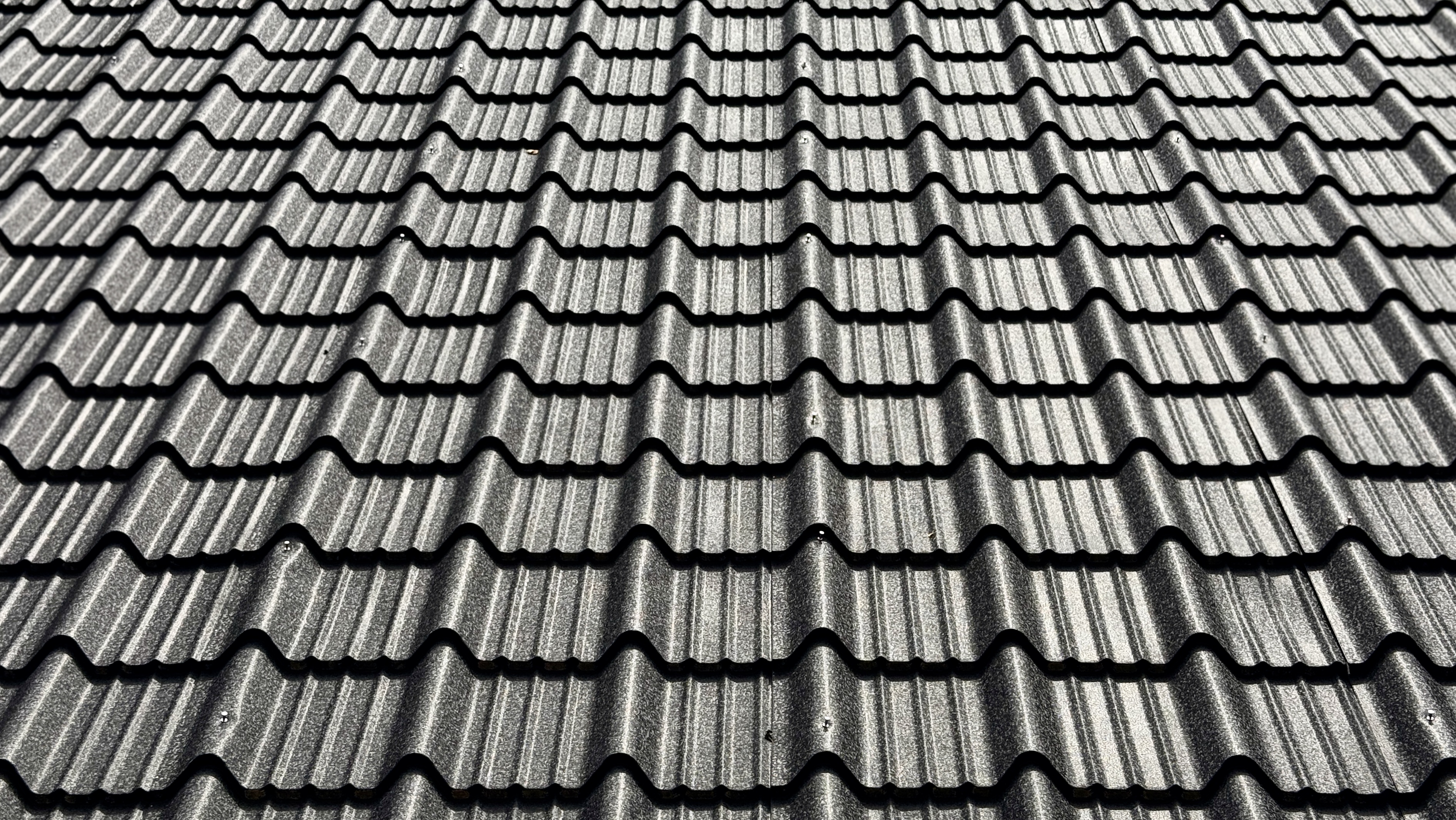 검은색의 기와 지붕 패턴