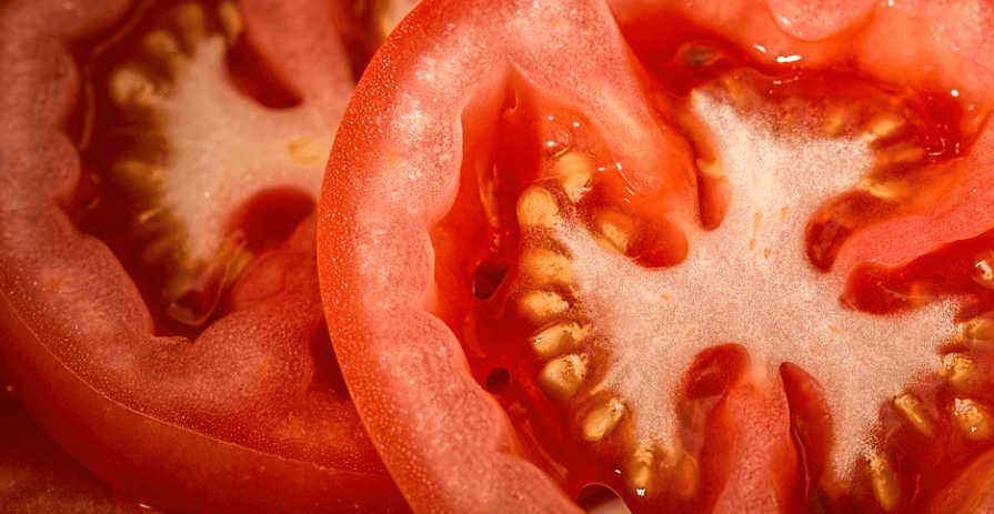 먹기 좋게 잘려져 있는 토마토