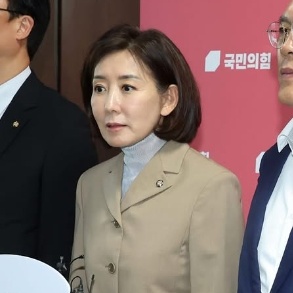 나경원 의원 기자들 앞에서 사진 찍는 모습