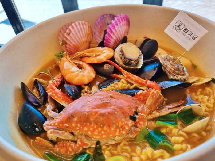 경주 황리단길 맛집 추천 생방송투데이 지금이 딱이야! 동해 바다 대게 해물칼국수 대게찜 오늘방송 자족식당