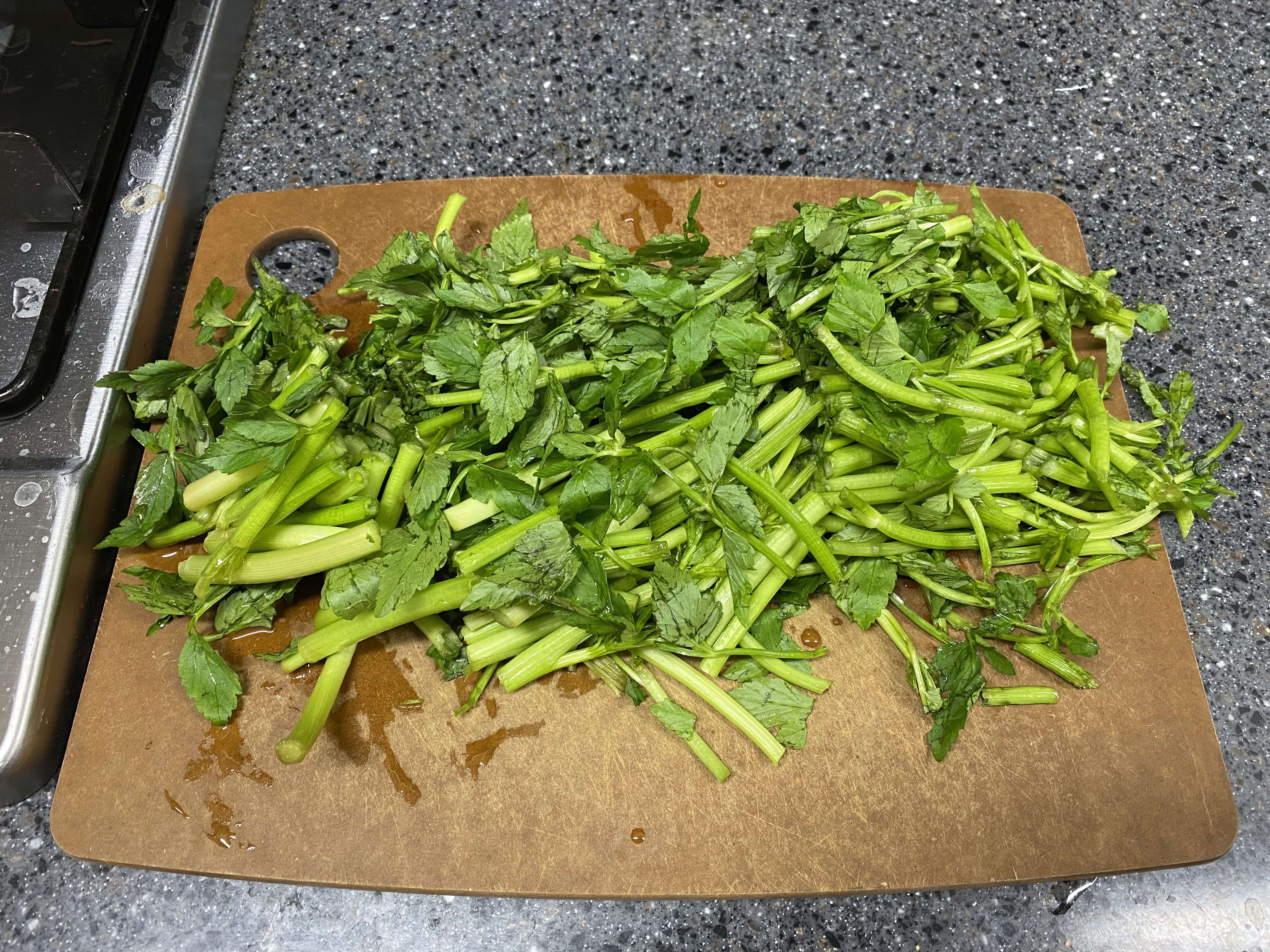 네등분한 미나리