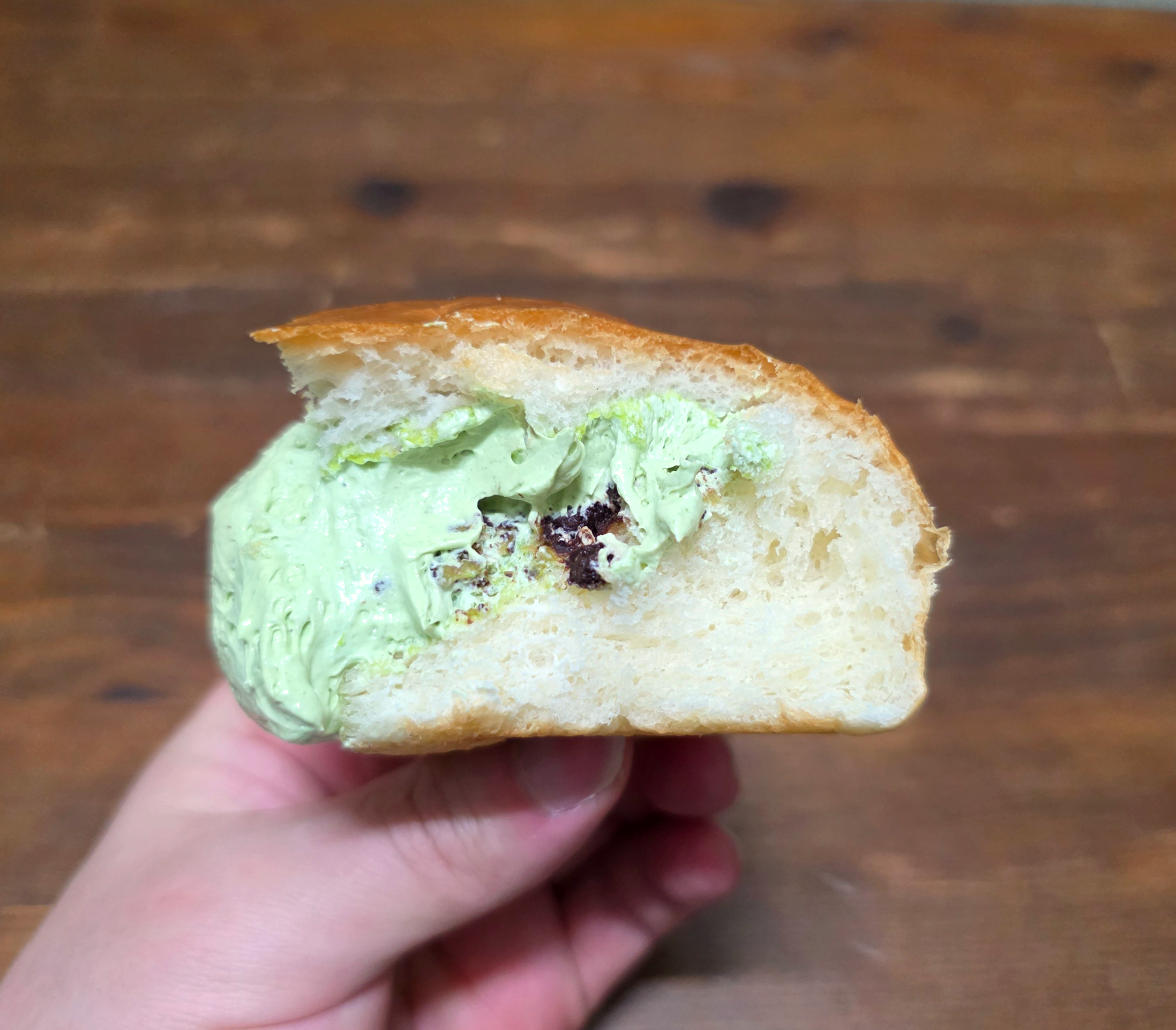 gs25서울우유초코칩피스타치오크림빵