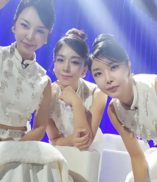 현역가왕- 흰색 민소매 옷을 입고 정면을 보며 포즈를 취하고 있는 세컨드