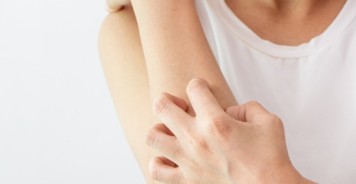 목뒤-등을긁는여자-뒷모습