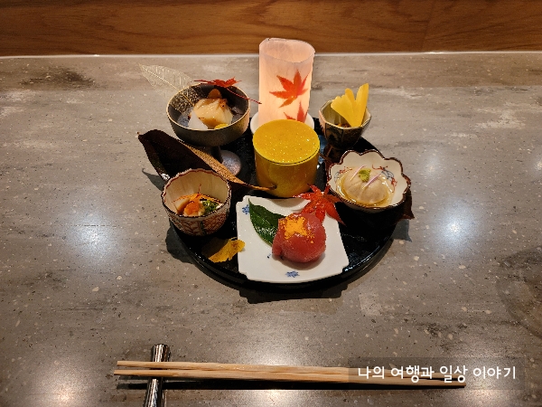 가을이-느껴지는-단풍잎으로-플레이팅된-전채요리