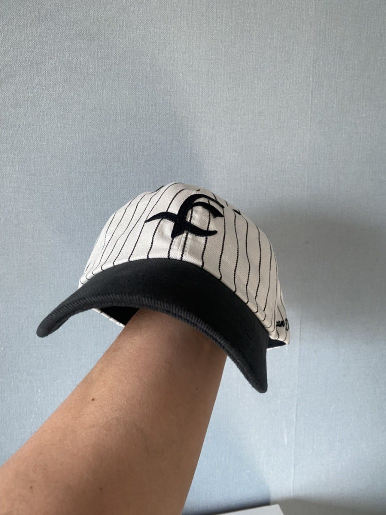 카네라 스트라이프 볼캡 야구 모자 (흰/검)