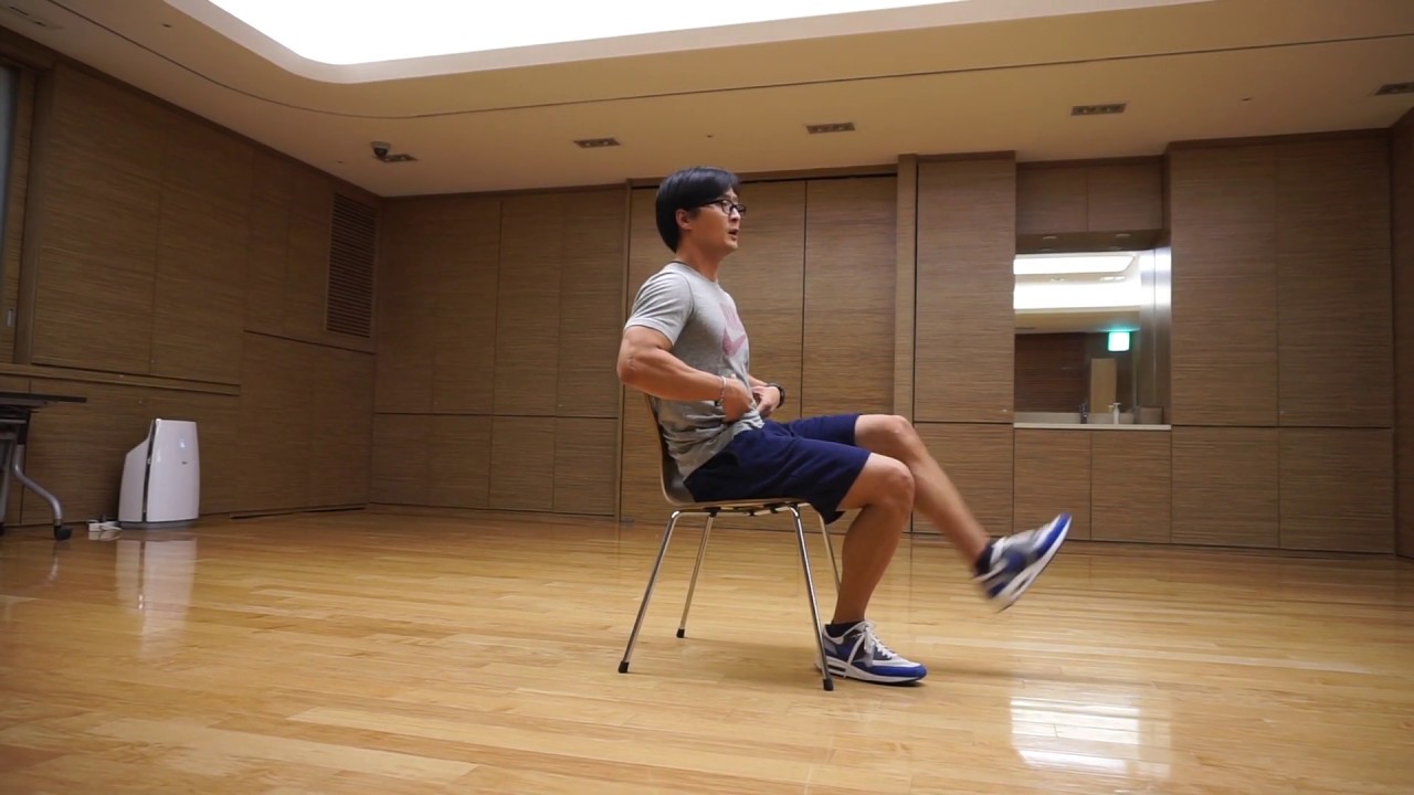 의자를 이용하여 허벅지 근육을 강화하는 운동