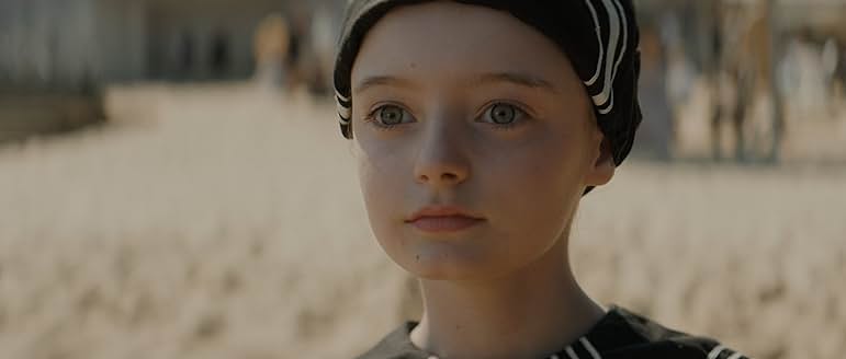 어린 시절 해변에서 수영복을 입고 바다를 바라보는 어린 트루디의 단호한 표정