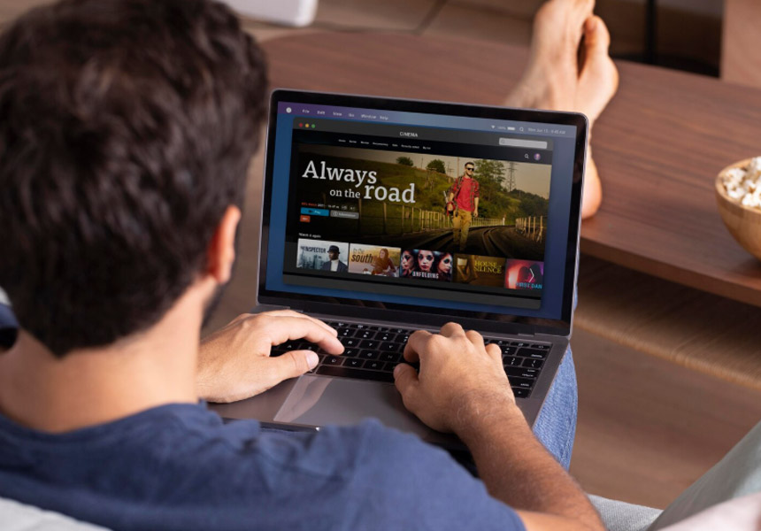 스마트폰으로 유튜브 영상을 시청하는 사람