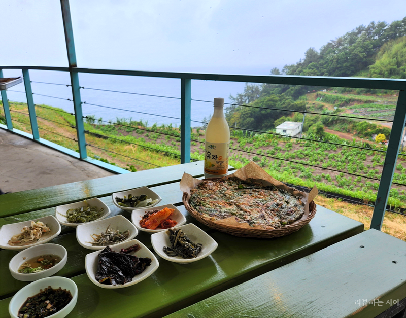 해물파전과-막걸리와-반찬들