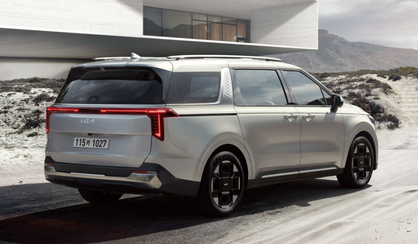 2024 카니발 후면부